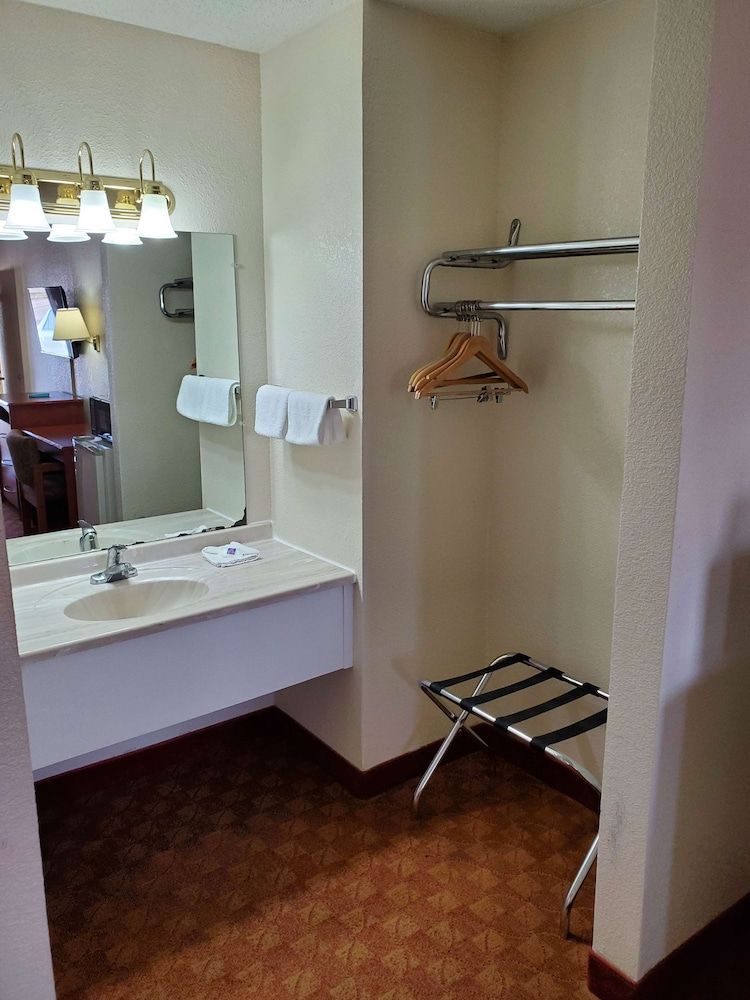 Motel 6 Shamrock, TX Deluxe Room, 1 King Bed, Non Smoking, Refrigerator & Microwave 6