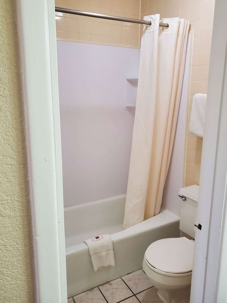 Motel 6 Shamrock, TX Deluxe Room, 1 King Bed, Non Smoking, Refrigerator & Microwave 5