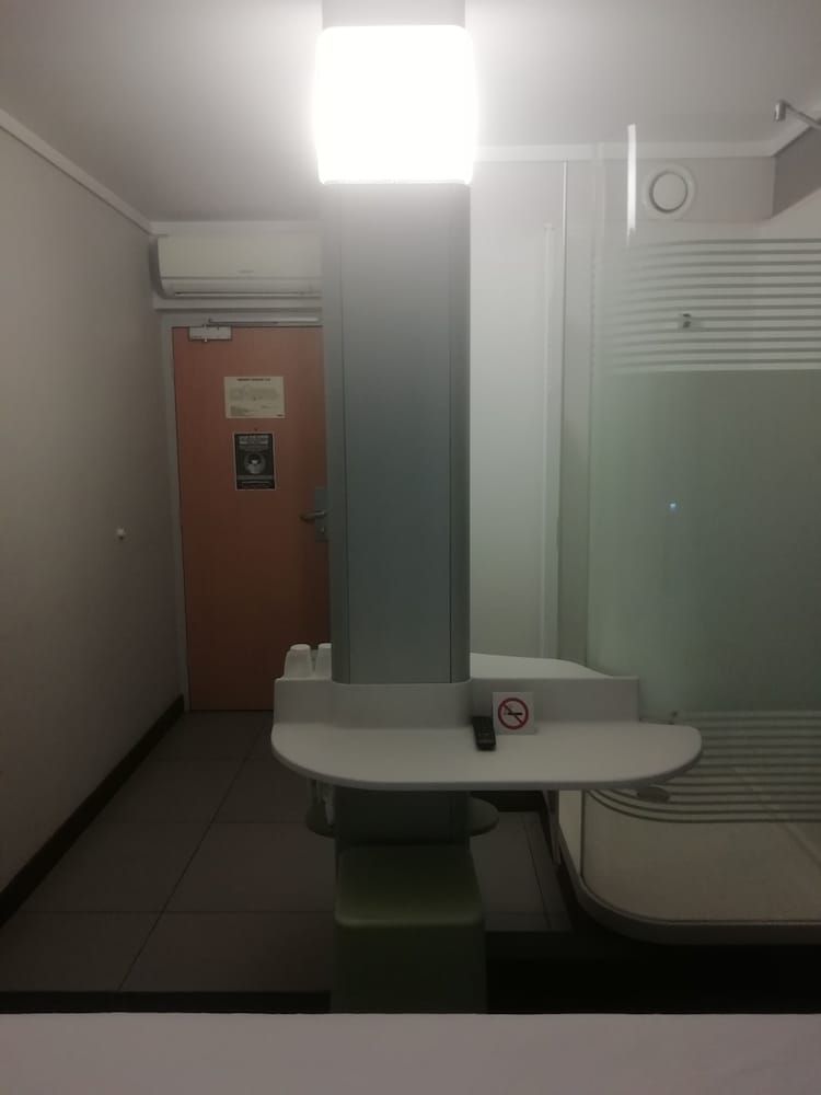 SUN1 Midrand Standard Triple Room, Smoking 3