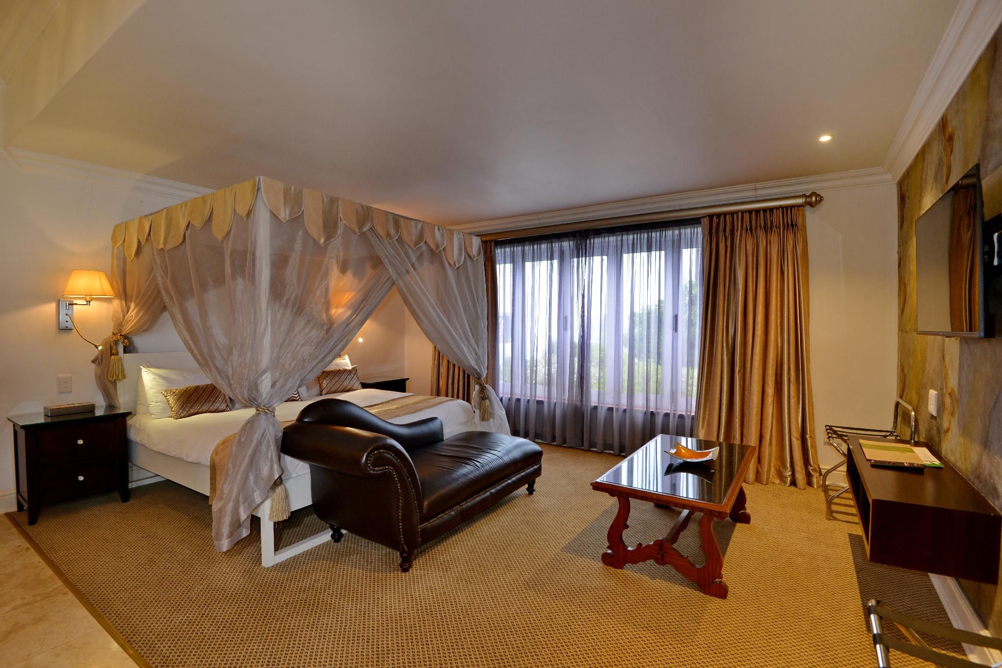 Presidential/Honeymoon Suite (4)