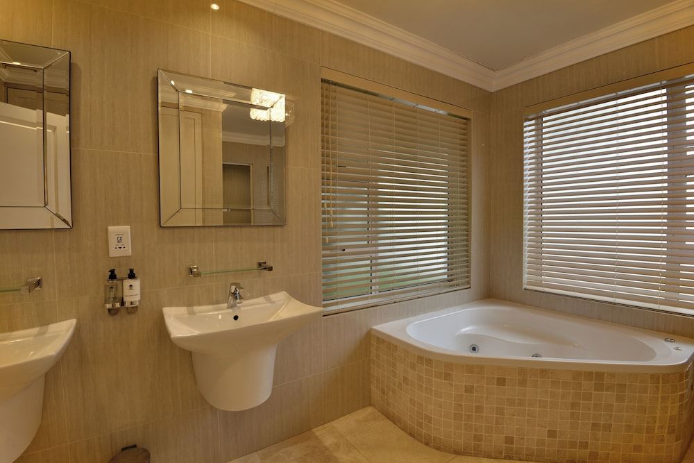 Honeymoon Suite