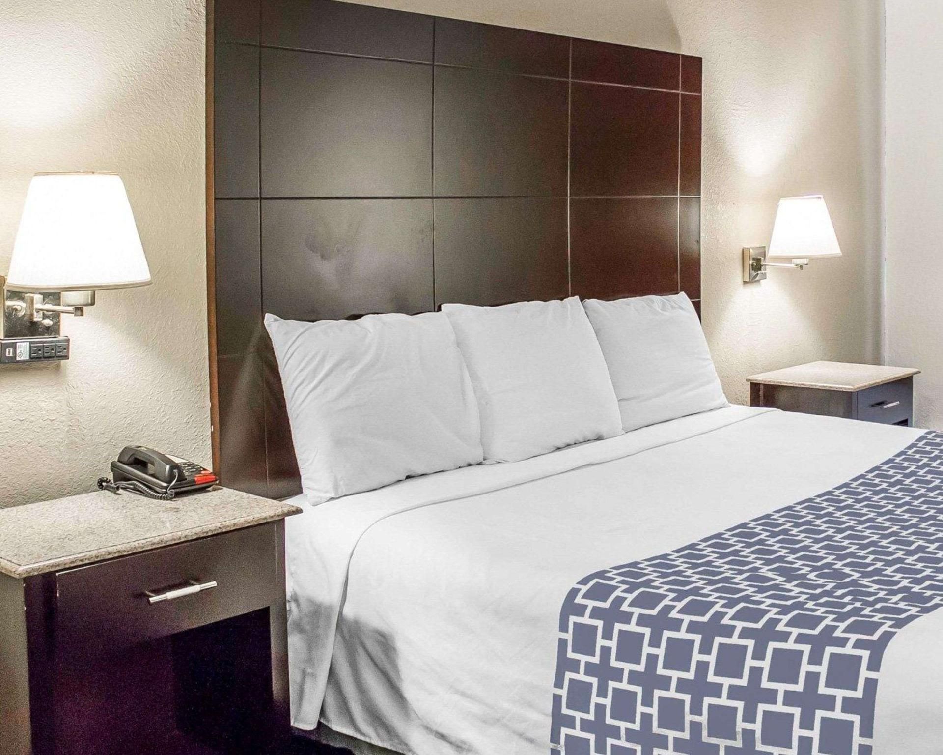 Econo Lodge Scranton near Montage Mountain 1 King Bed, Nonsmoking 2