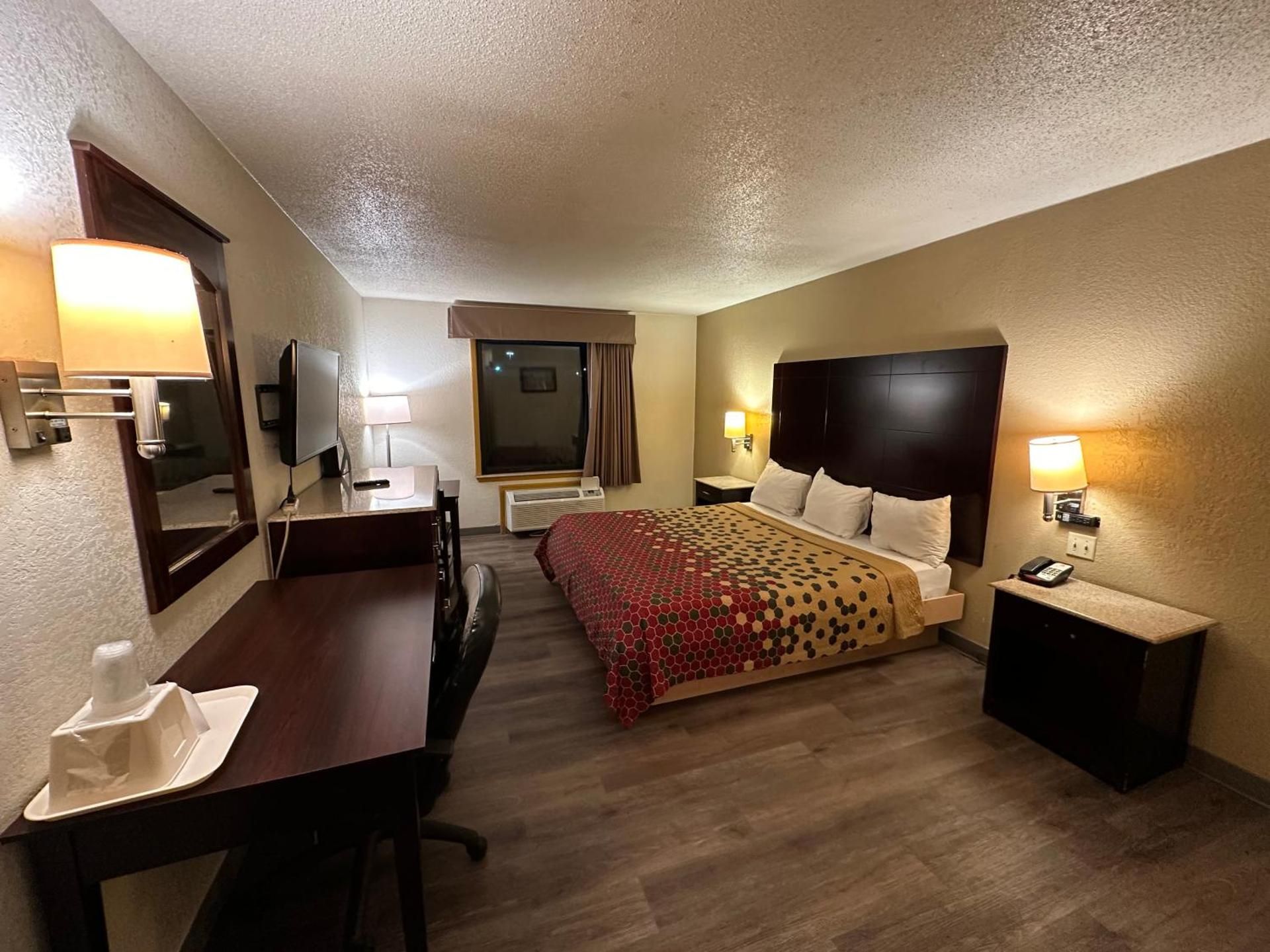 Econo Lodge Scranton near Montage Mountain 1 King Bed, Nonsmoking