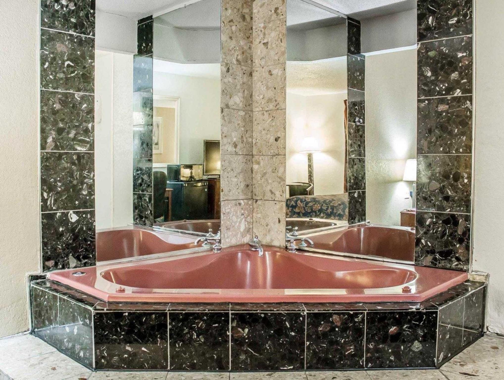 Econo Lodge Scranton near Montage Mountain 1 King Bed, Nonsmoking 3