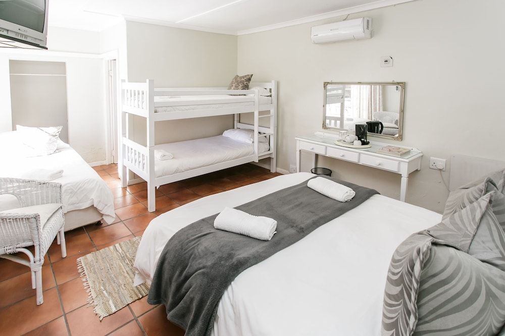 Standard Room, 1 Bedroom (Standard Room Queen + Bunker + Single)