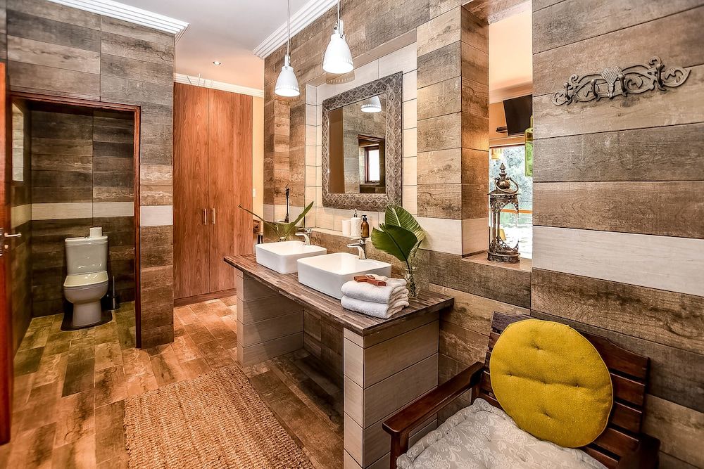 Bambuu Lakeside Lodge Deluxe Double Room, Lake View 5