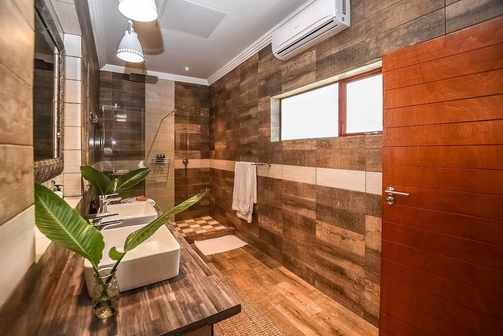 Bambuu Lakeside Lodge Deluxe Double Room, Lake View 6