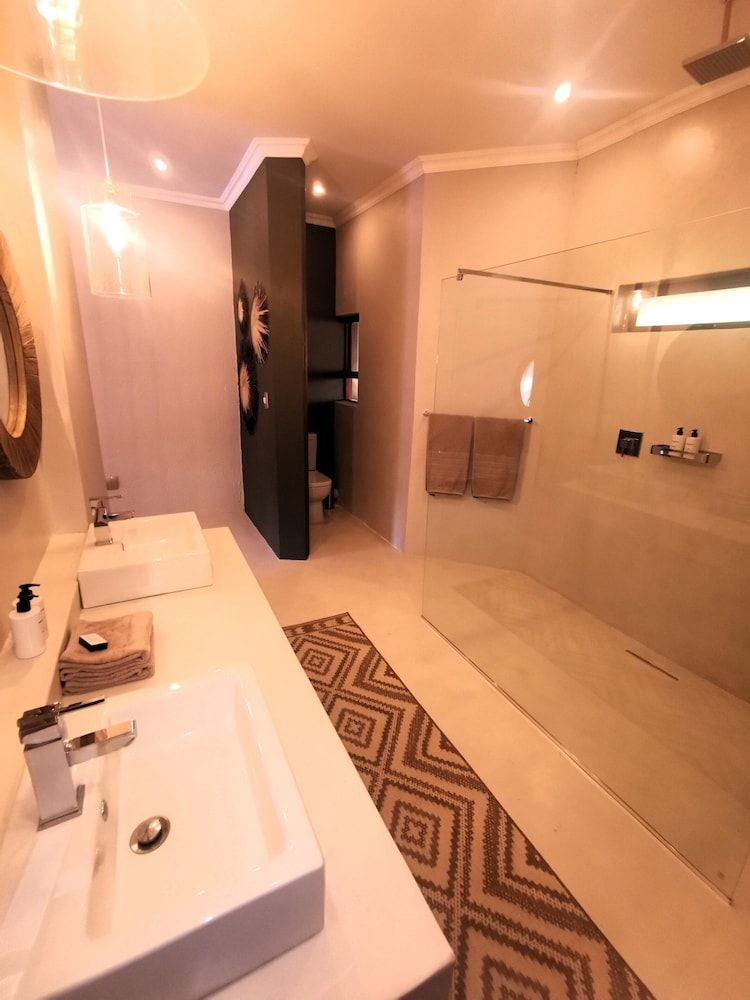 Bambuu Lakeside Lodge Luxury Double Room 6