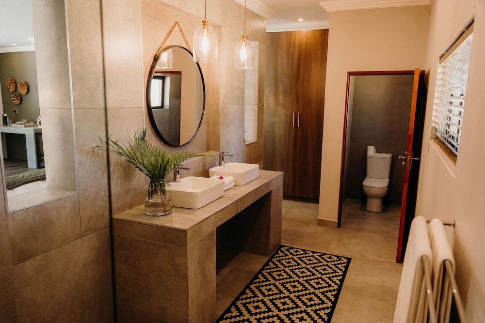 Bambuu Lakeside Lodge Luxury Double Room, Lake View 9