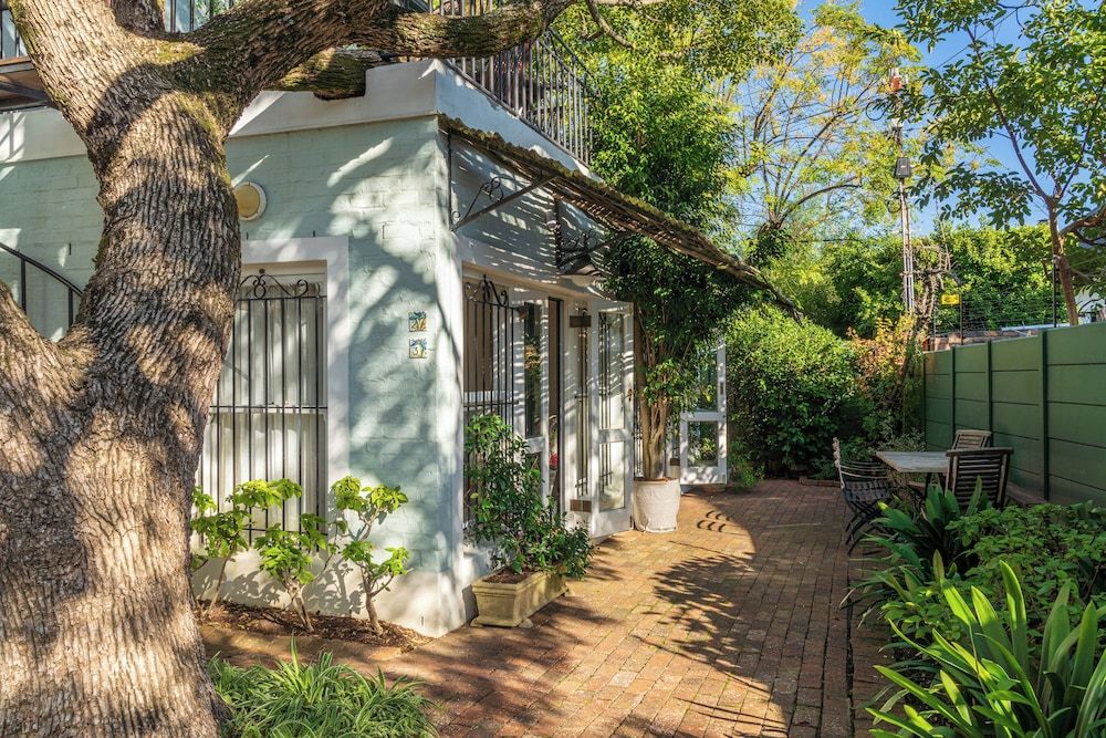 undefined Hedge House 7