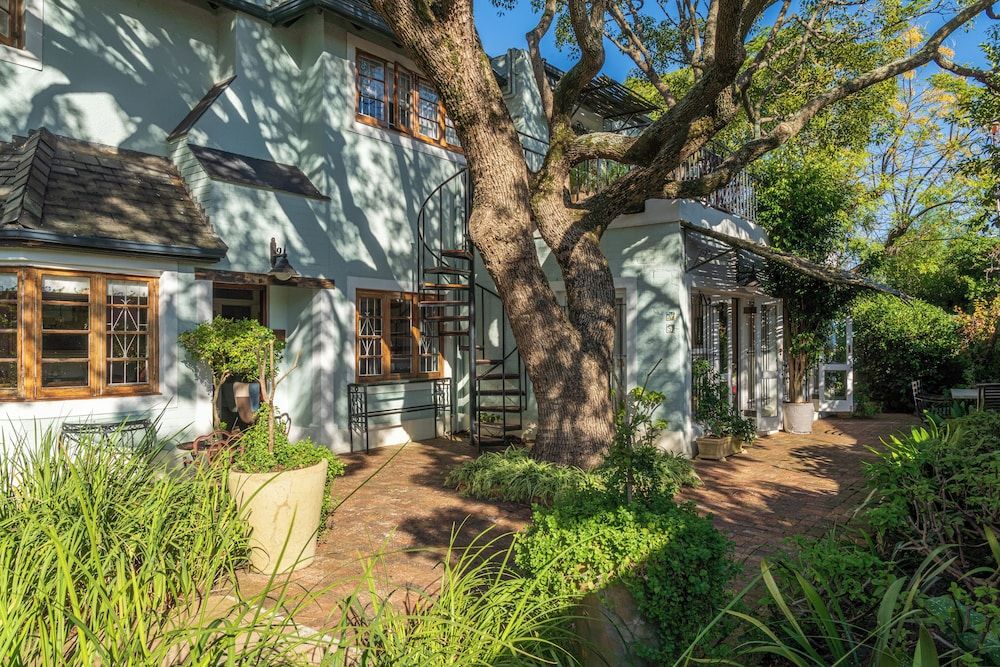 undefined Hedge House 4