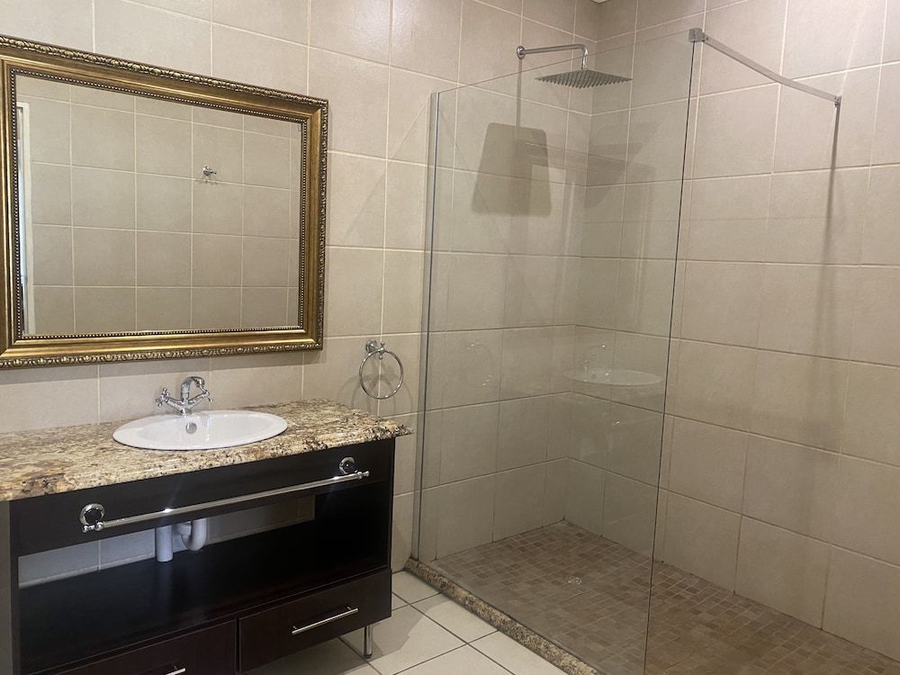 The Halfway House Hotel Double Room 4