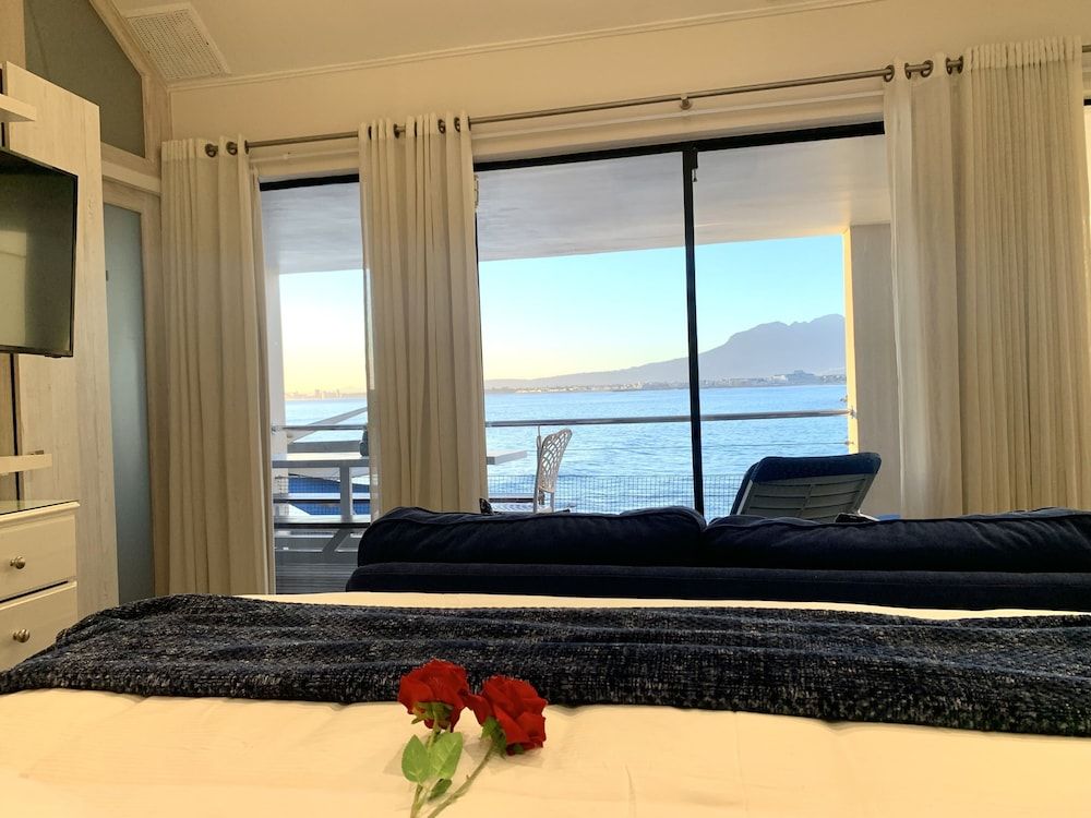 185 on Beach Boutique Suites and Apartments Premier Room, 1 King Bed, Ocean View, Beachside 7