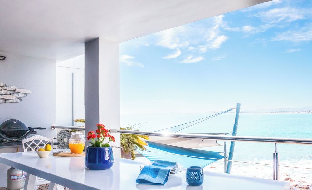 185 on Beach Boutique Suites and Apartments Premier Room, 1 King Bed, Ocean View, Beachside 4