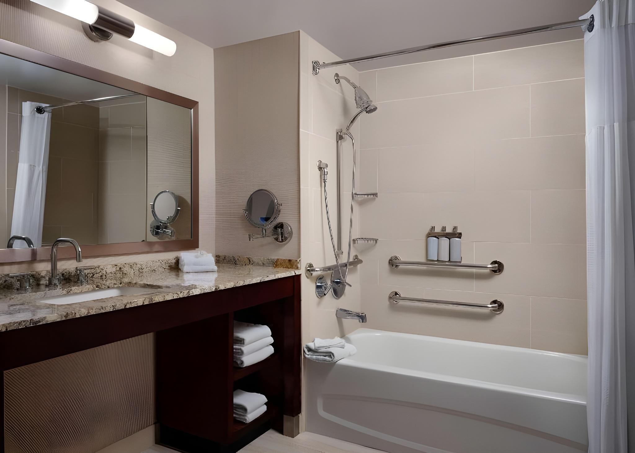 Junior King Suite with Tub - Mobility Accessible