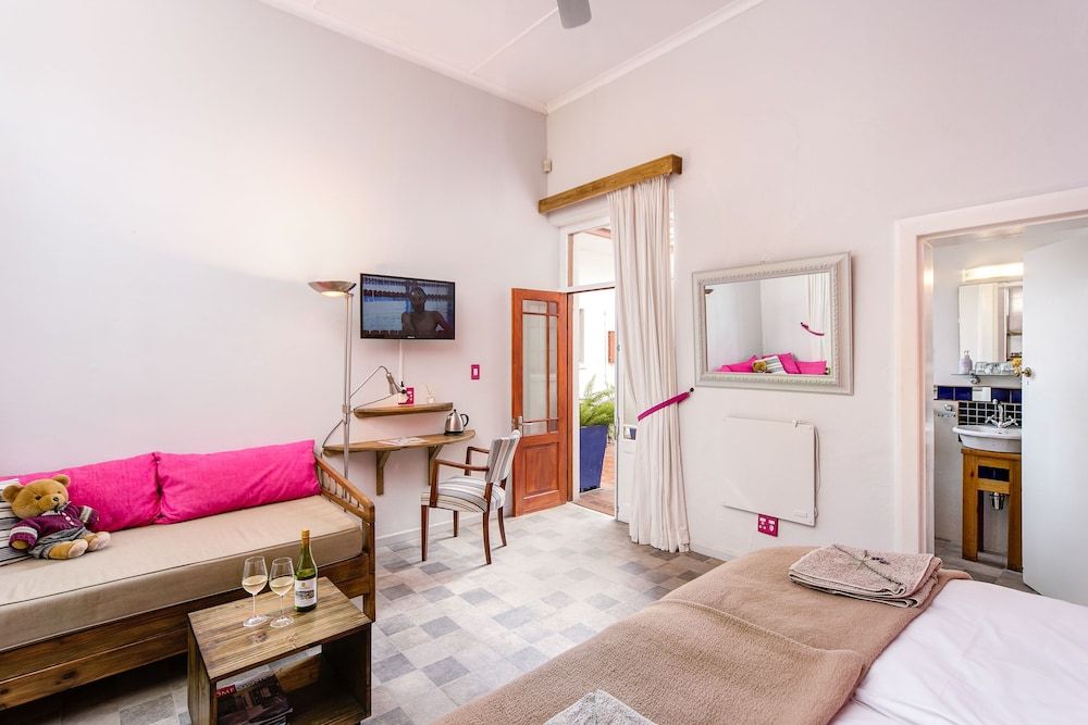 GUBAS DE HOEK meet eat sleep Comfort Room - Main House 5