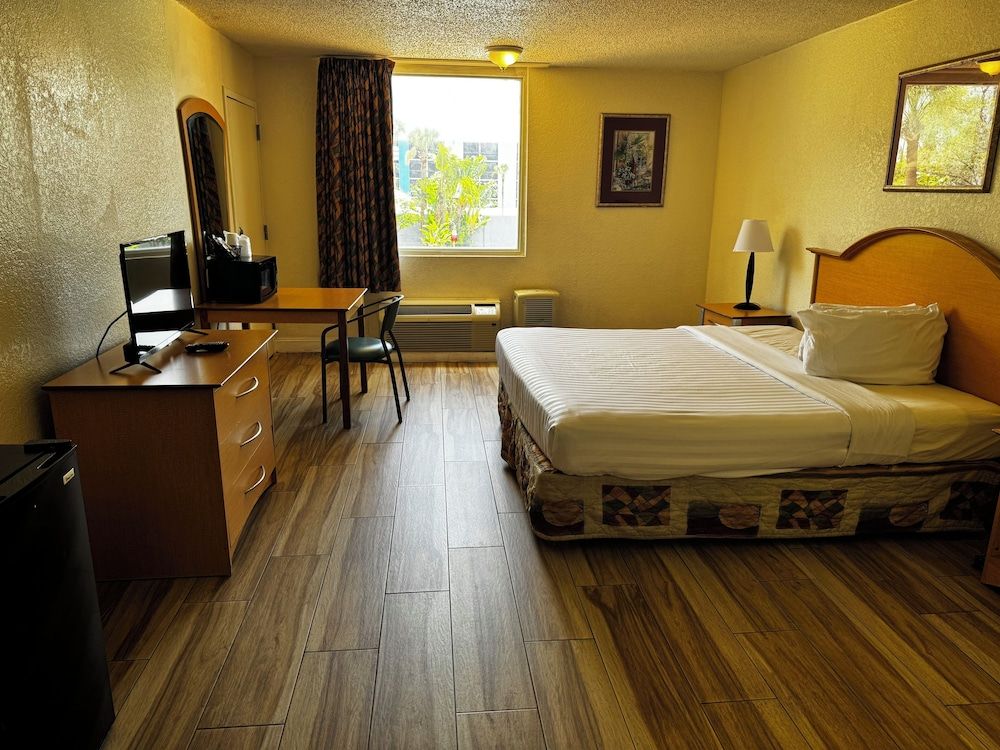 Monumental Movieland Hotel Orlando Standard Room, 1 King Bed