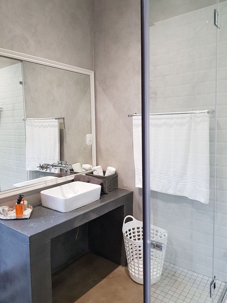 Two Fat Owls Guesthouse Double Room 6