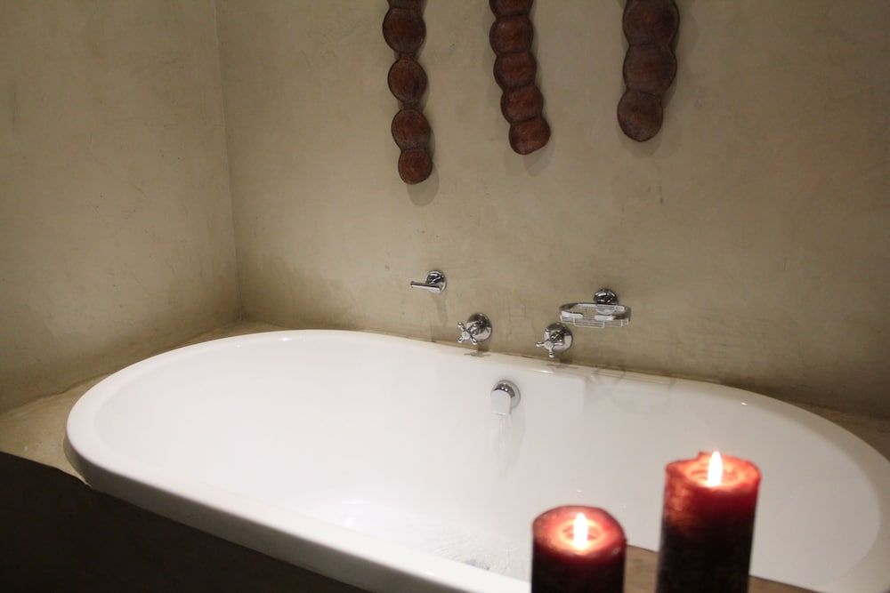 Deep Soaking Bathtub