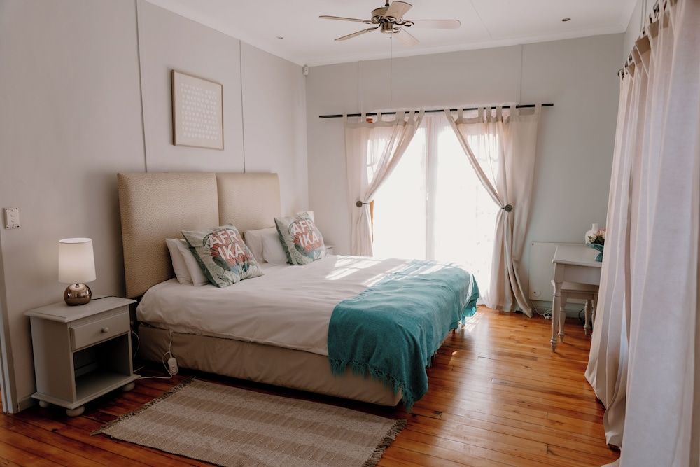 Chandelier Game Lodge House (African Log)