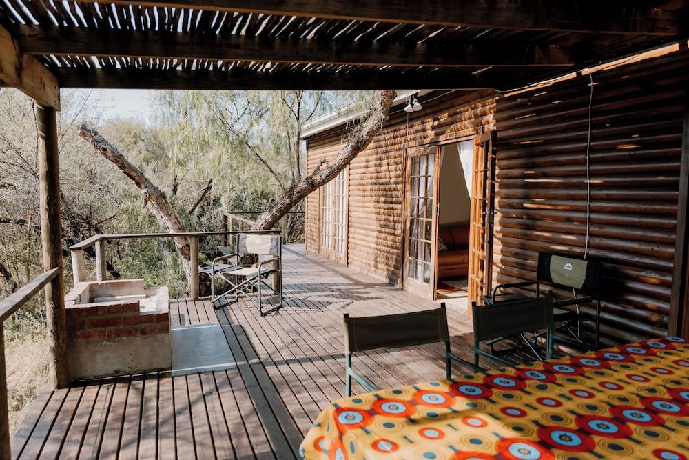 Chandelier Game Lodge House (African Log) 6