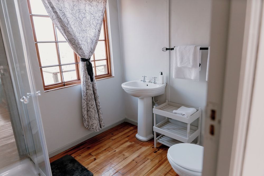 Chandelier Game Lodge House (African Log) 3