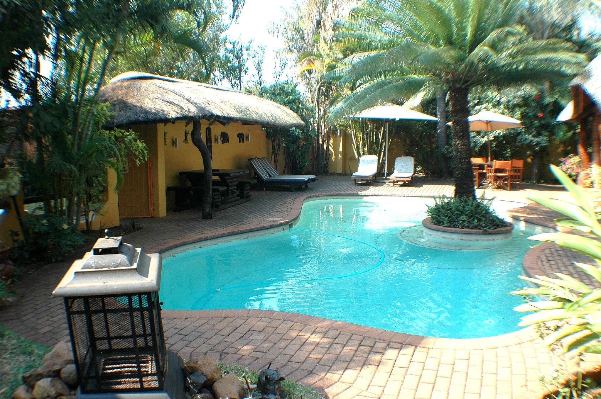 swimming pool [outdoor]