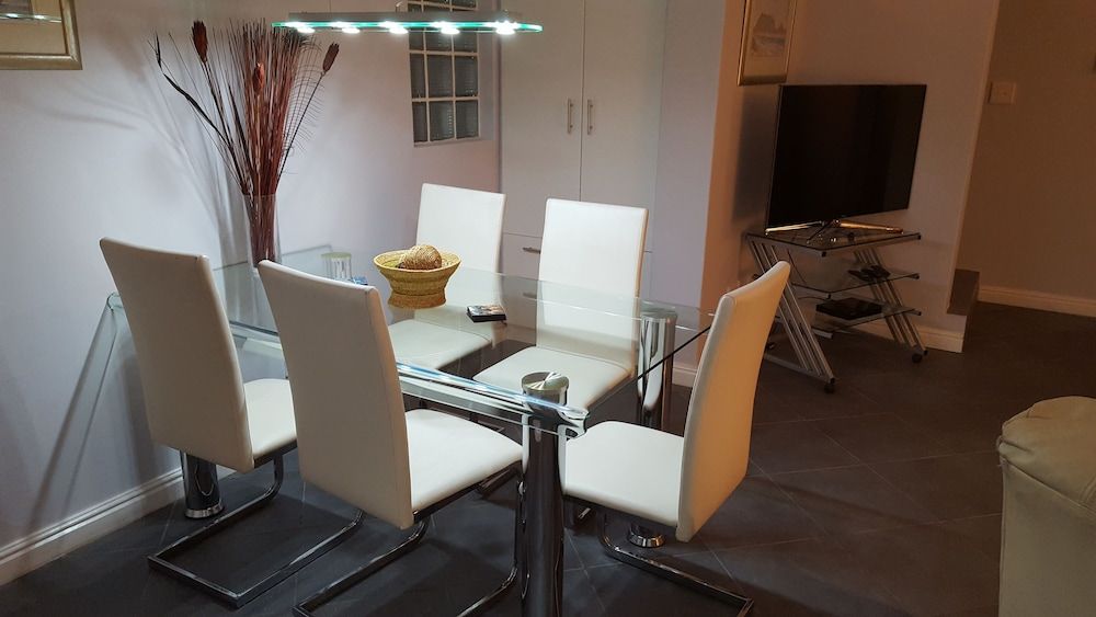 Constantia Cottages Superior House, 2 Bedrooms, Kitchen, Garden Area (Cabernet) 9