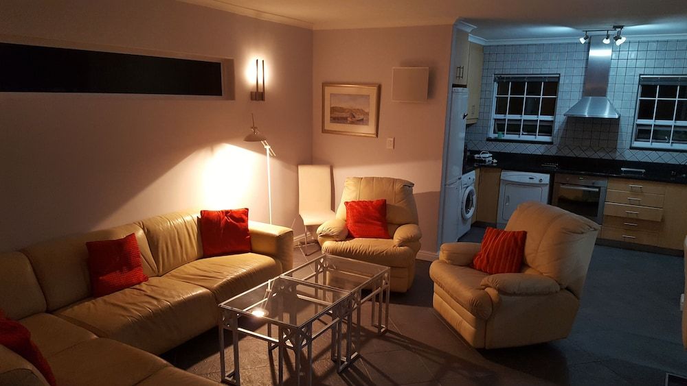 Constantia Cottages Superior House, 2 Bedrooms, Kitchen, Garden Area (Cabernet) 11