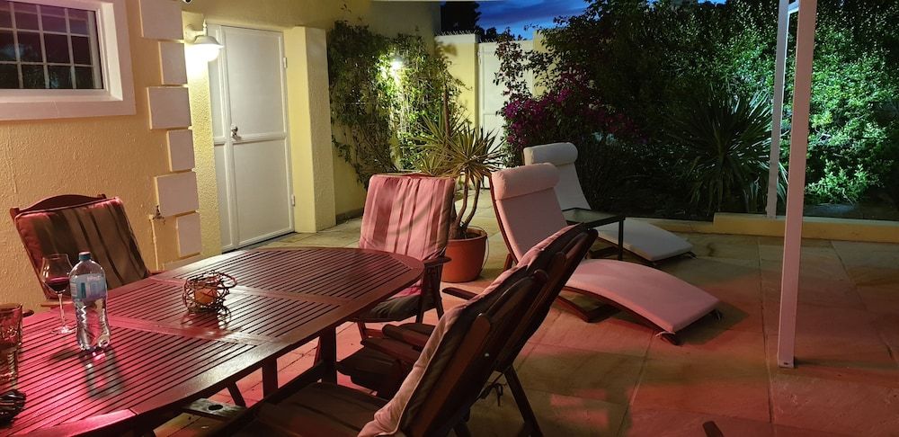 Constantia Cottages Superior House, 2 Bedrooms, Kitchen, Garden Area (Cabernet) 3