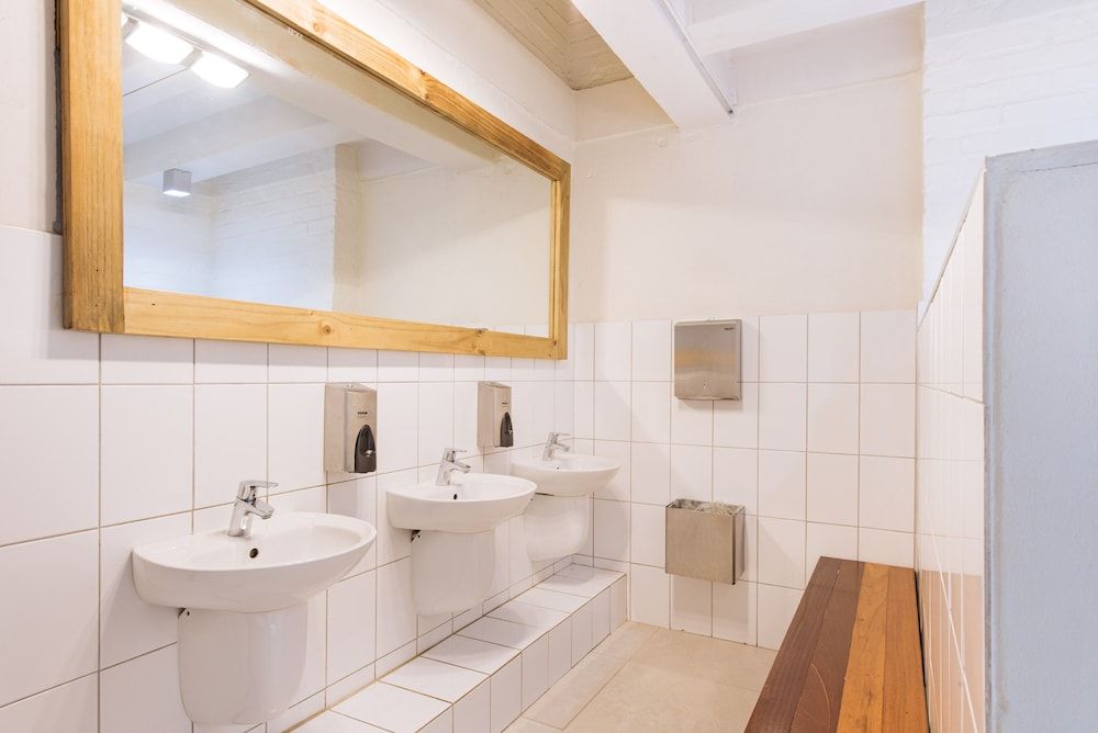 Trails End Bike Hotel Family Room, Shared Bathroom 5