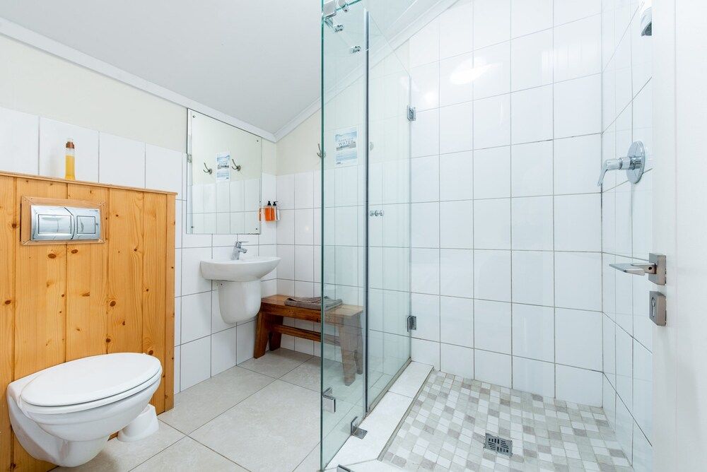 Trails End Bike Hotel Family Room, Private Bathroom 5