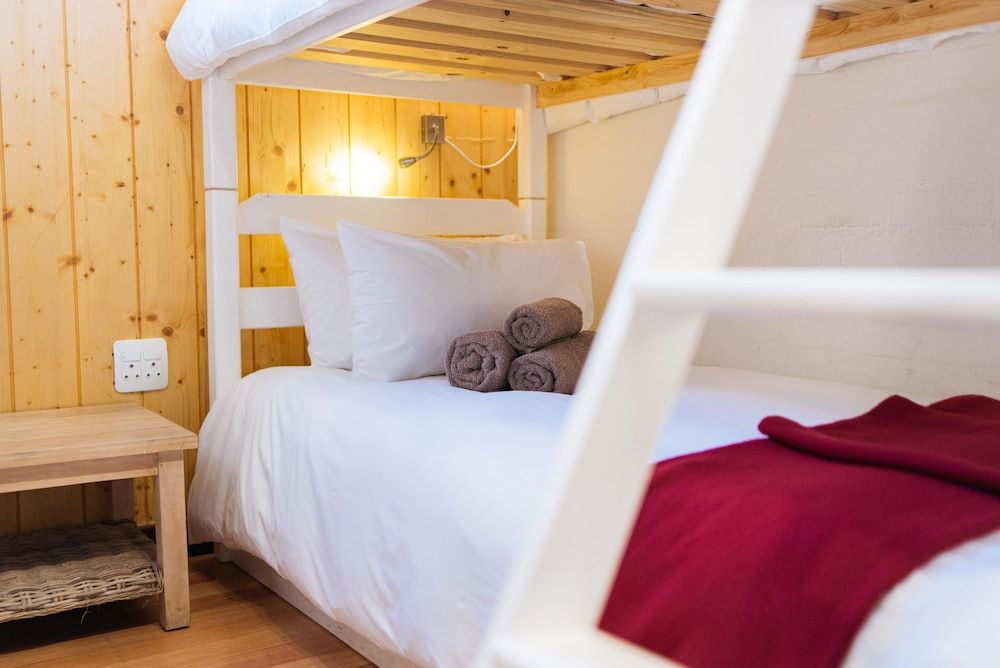 Trails End Bike Hotel Family Room, Shared Bathroom 2