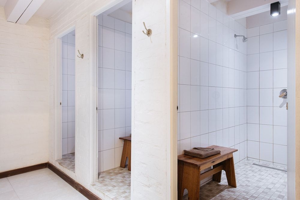 Trails End Bike Hotel Family Room, Shared Bathroom 6