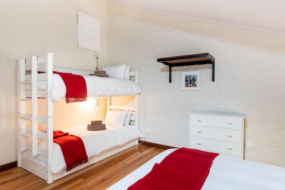 Trails End Bike Hotel Family Room, Private Bathroom 3