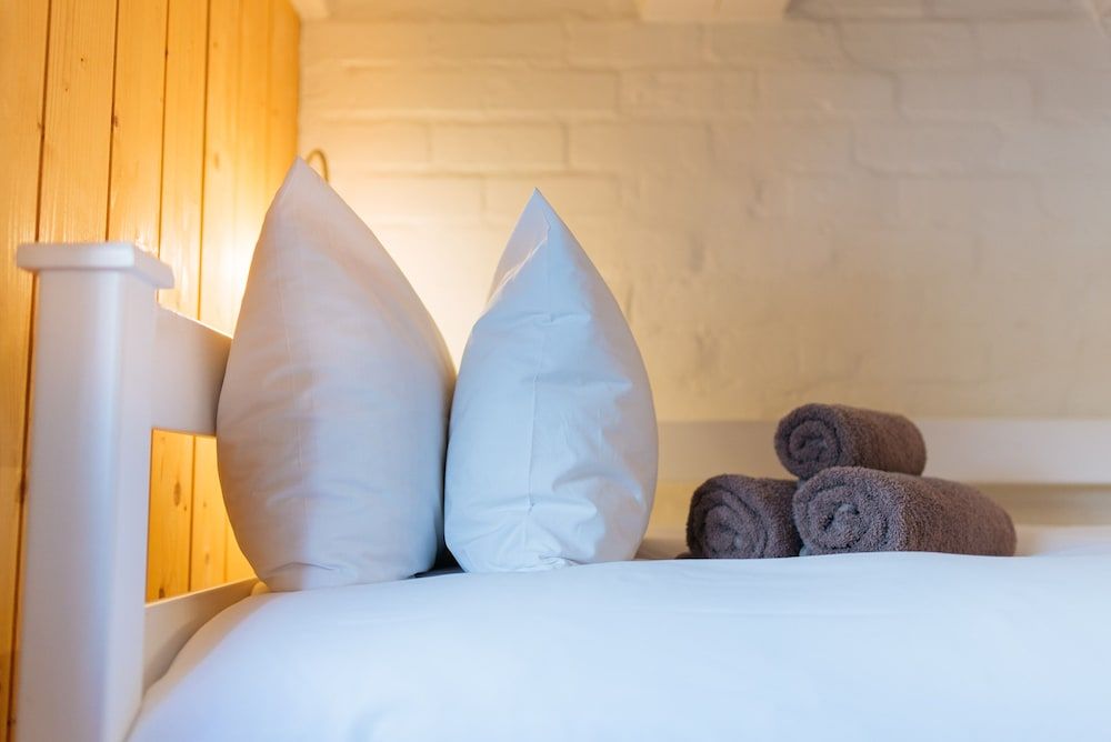 Trails End Bike Hotel Family Room, Shared Bathroom 3