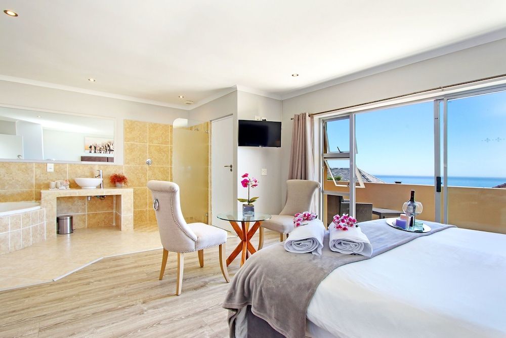 Villa Atlantica Boutique Guesthouse Luxury Room, 1 Bedroom, Kitchenette, Beachside 3