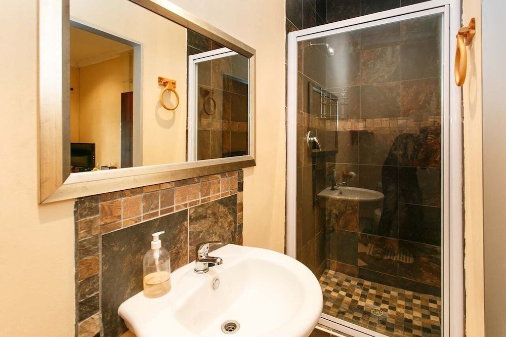 Sun Bell Lodge Luxury Twin bedrooms 6 7