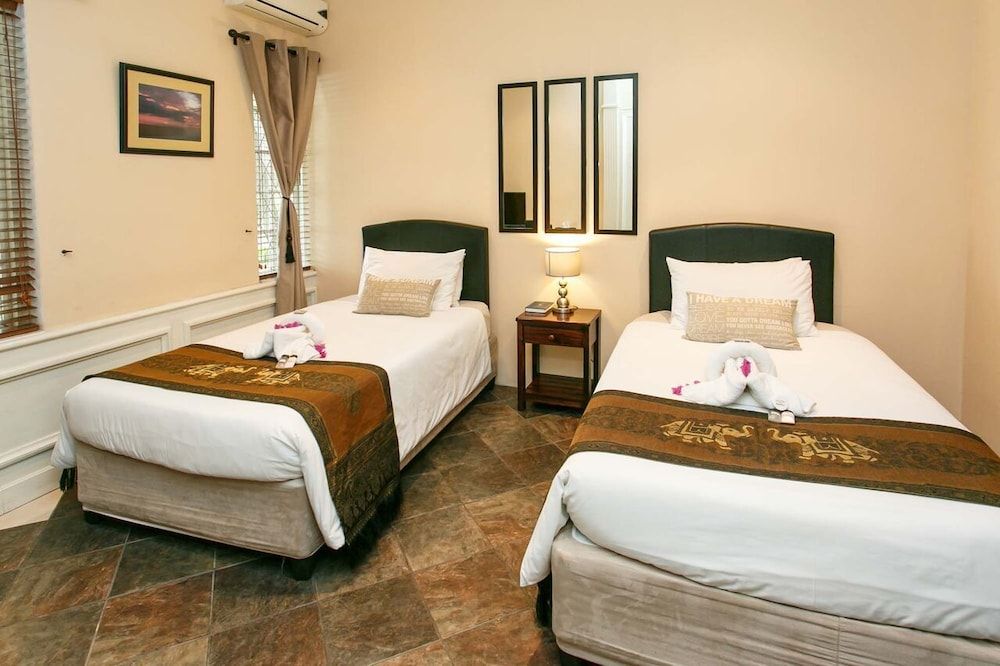 Sun Bell Lodge Luxury Twin bedrooms 6