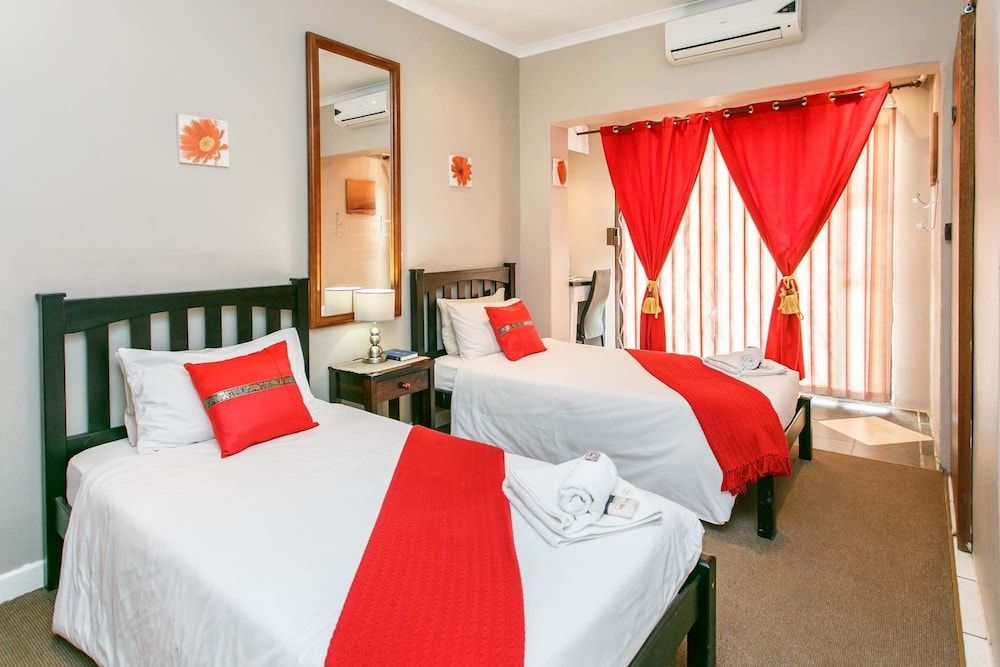 Sun Bell Lodge Luxury Twin bedrooms 6 3