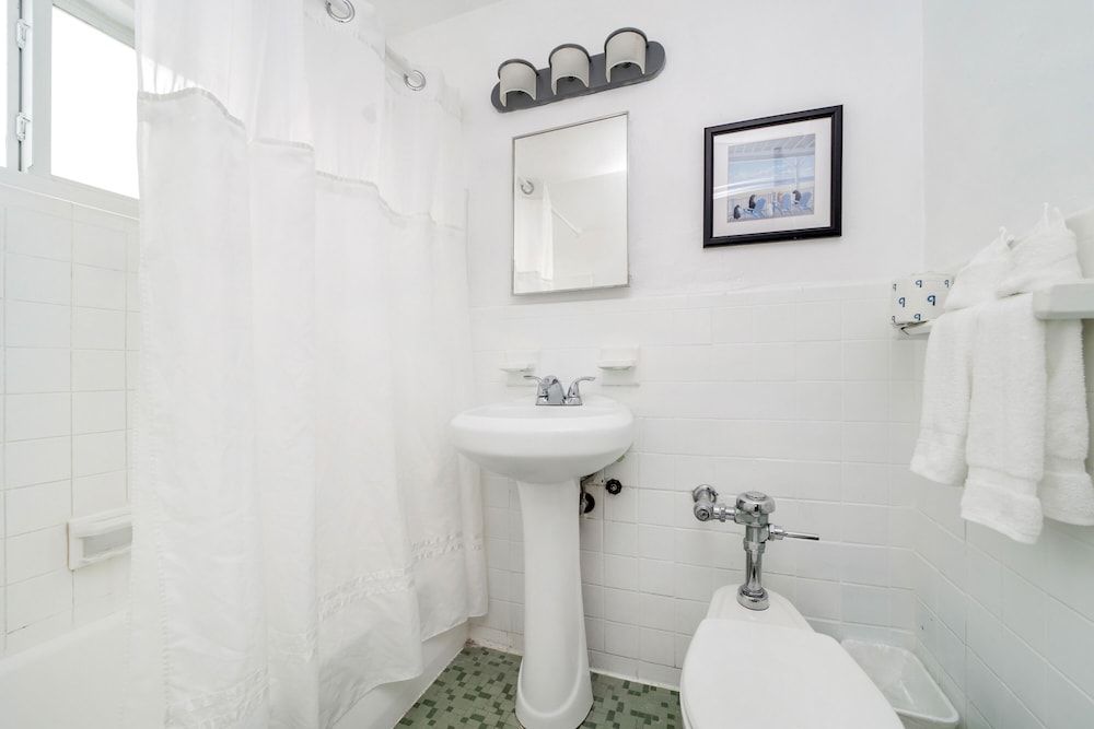 Starlite Hotel Standard Room, 1 Queen Bed, Private Bathroom (Self check-in) 9