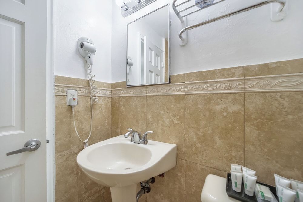 Starlite Hotel Deluxe Room, 1 Queen Bed, Private Bathroom (Self check-in) 6