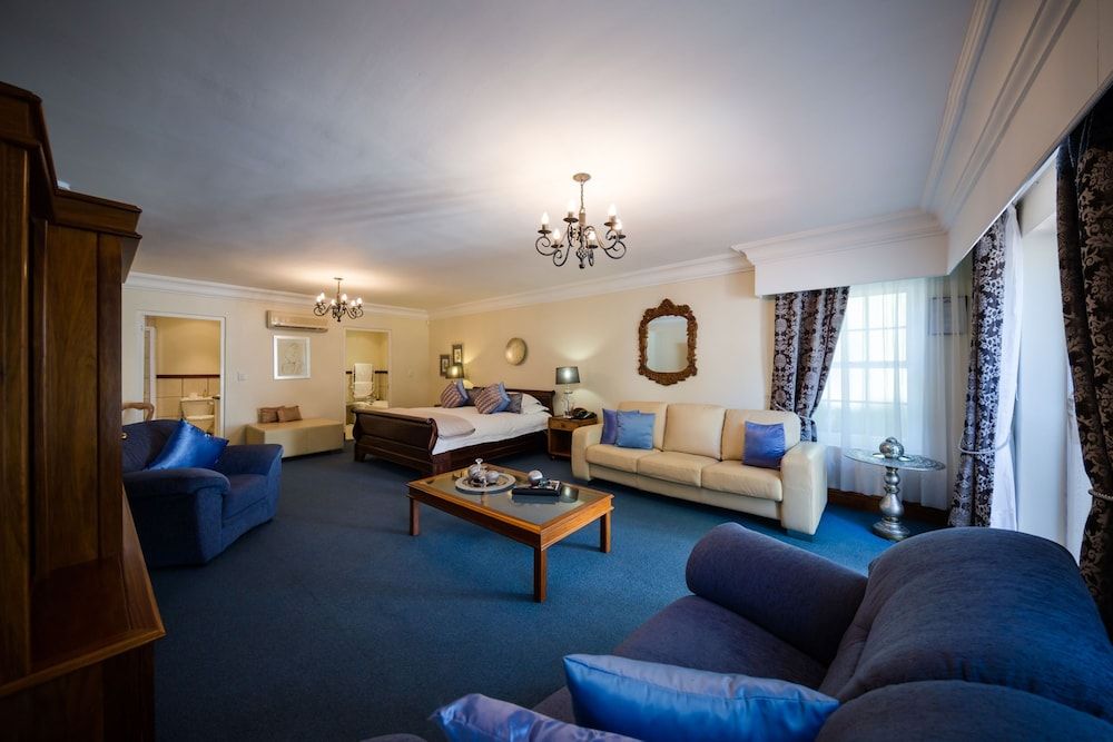 Le Manoir de Brendel Executive Poolside Mountain View Suite 4