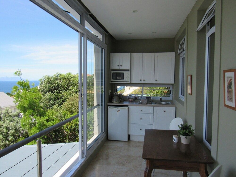 Port Of Call Luxury Studio, 1 King Bed, Private Bathroom, Sea View 3