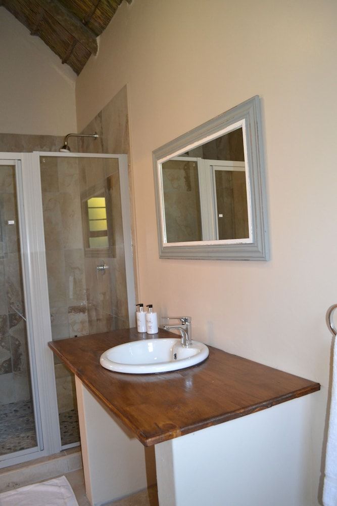 Chrislin African Lodge Room, 2 Twin Beds (Orchard hut) 5