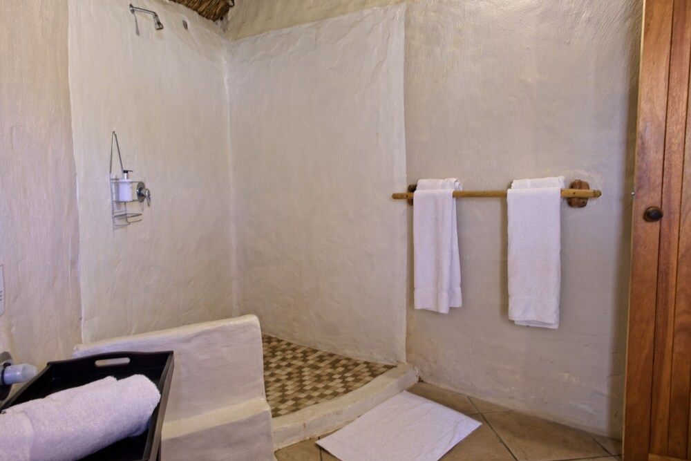 Chrislin African Lodge Room, 2 Twin Beds (Orchard hut) 8