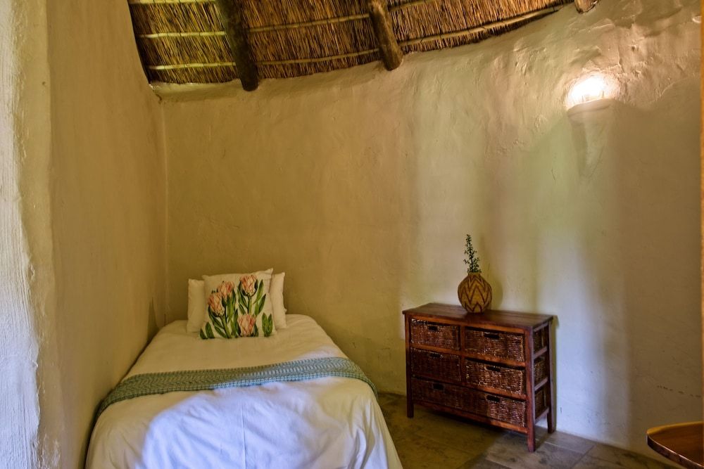Chrislin African Lodge Room, 2 Twin Beds (Orchard hut) 7