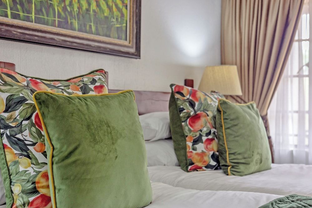 Afrique Boutique Hotel O.R. Tambo Luxury Room with 3/4 Beds (1) 2