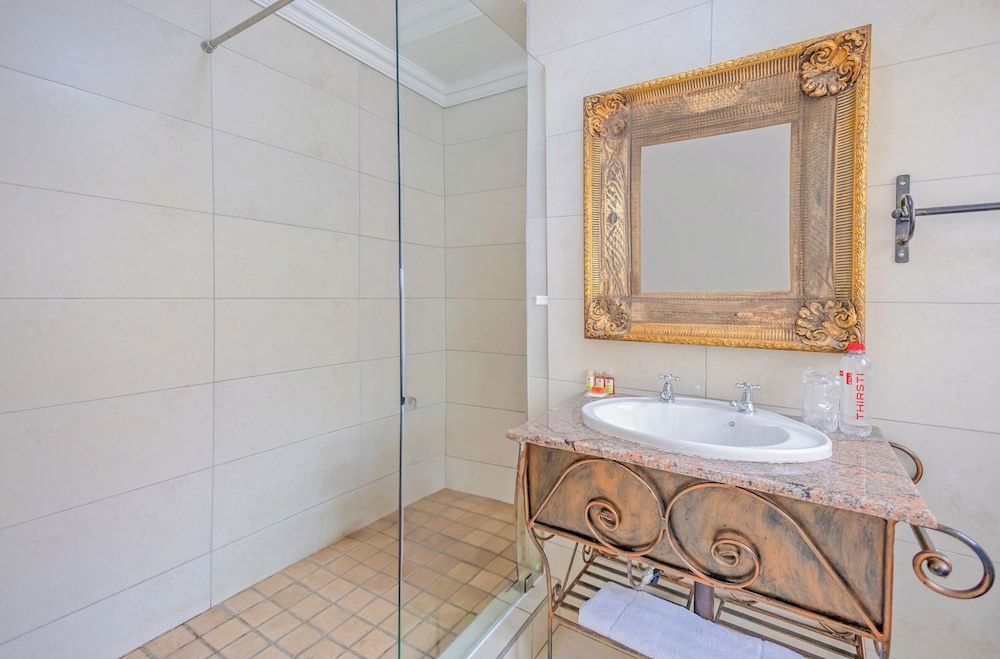 Afrique Boutique Hotel O.R. Tambo Luxury Room with 3/4 Beds (1) 18