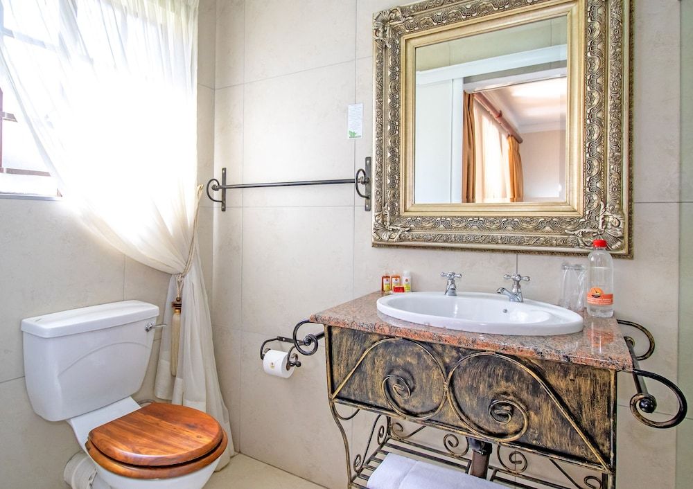 Afrique Boutique Hotel O.R. Tambo Luxury Room with 3/4 Beds (1) 15